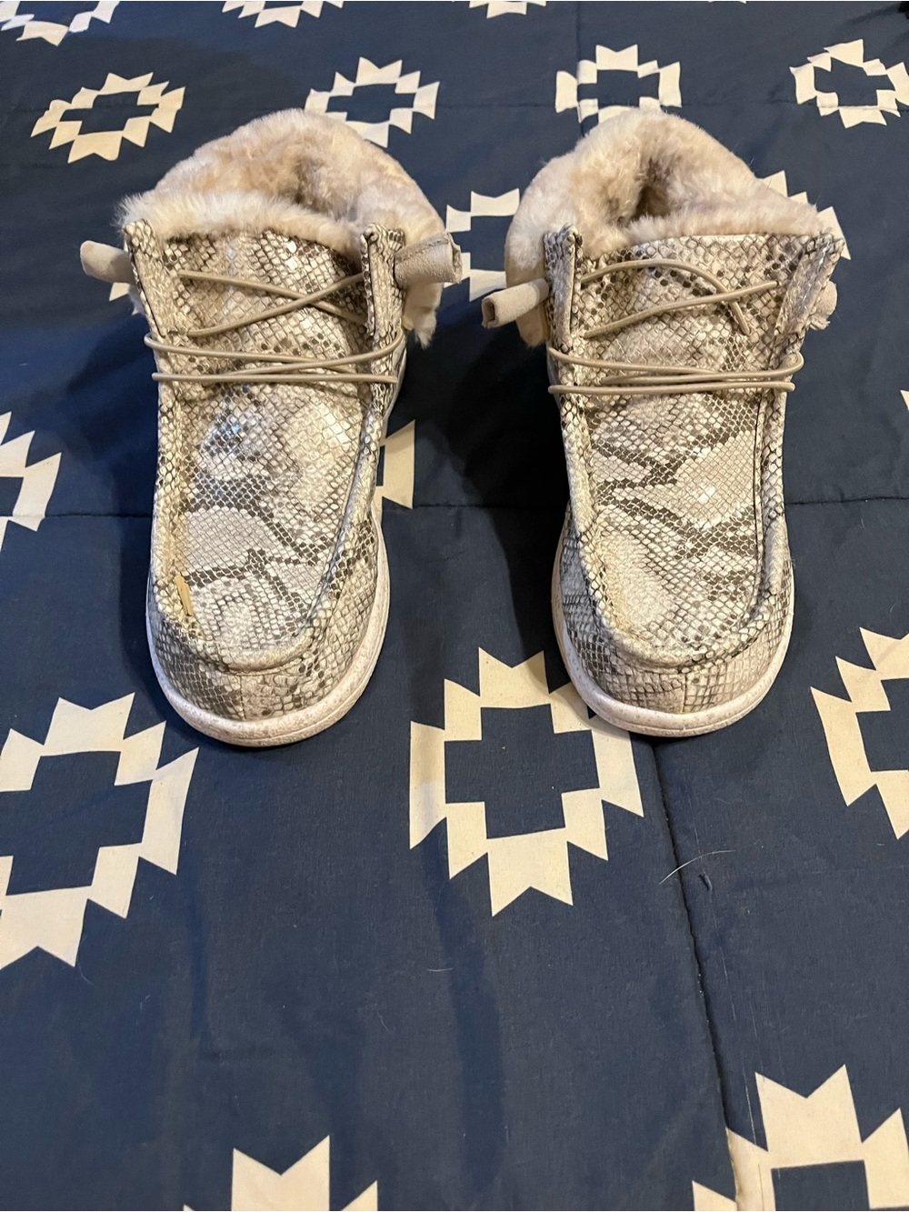Lamo Women's size 5 shoes